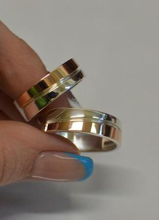 Кольцо обручальное из серебра с золотыми вставками гладкое8 фото