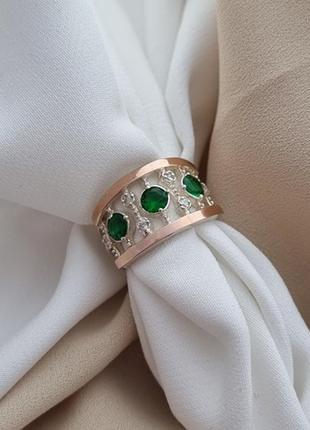 Серебряное кольцо с золотыми напайками и белыми и зелеными цирконами