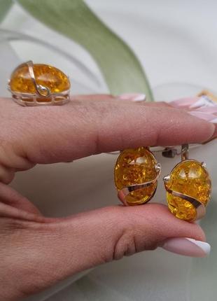 Серебряный гарнитур кольцо и серьги с золотыми пластинами и разноцветными овальными камнями
