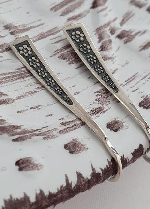 Серьги серебряные с чернением и цветочным орнаментом6 фото