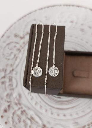 Сережки протяжки срібні з круглими підвісками з гарним орнаментом2 фото