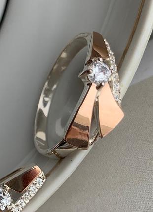 Набор ювелирных украшений с кольца и сережек с белыми фианитами2 фото