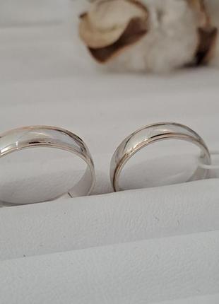Обручальные кольца серебряные с золотыми напайками по краям пара5 фото