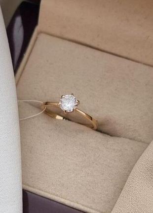 Золотое кольцо помолвочное с белым цирконом тонкое3 фото
