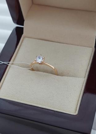 Золотое кольцо помолвочное с белым цирконом тонкое9 фото