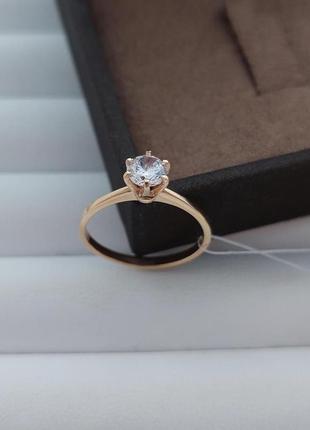 Золотое кольцо помолвочное с белым цирконом тонкое5 фото