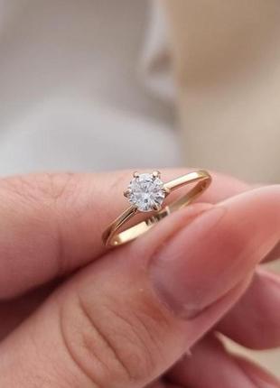 Золотое кольцо помолвочное с белым цирконом тонкое1 фото