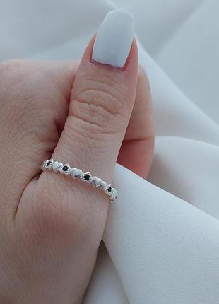 Серебряное кольцо с сердечками и черными фианитами тонкое3 фото