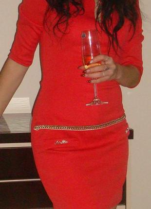 Нарядное платье красного цвета1 фото