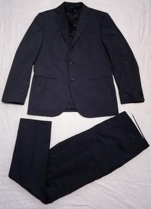 Классический мужской костюм от бренда ovs. як yves saint laurent, ralph lauren, hugo boss, prada d&g
