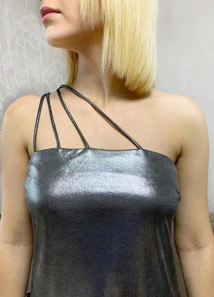 Серебристое нарядное платье на одно плече от bershka4 фото