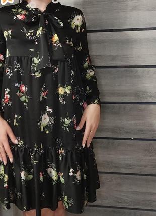 Плаття з квітковим прином до коліна