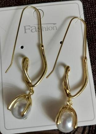 Елегантні стильні великі сережки з перлиною з бусіною вечірні трендові модні стильні нарядні2 фото