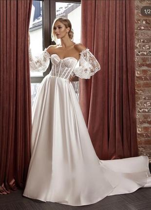 Весільна корсетна сукня з пишними рукавами