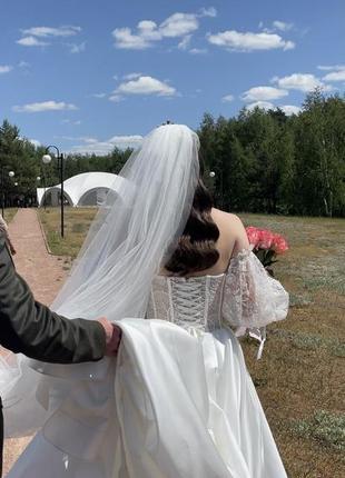 Весільна корсетна сукня з пишними рукавами