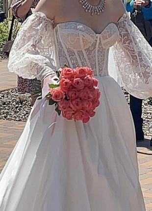 Весільна корсетна сукня з пишними рукавами