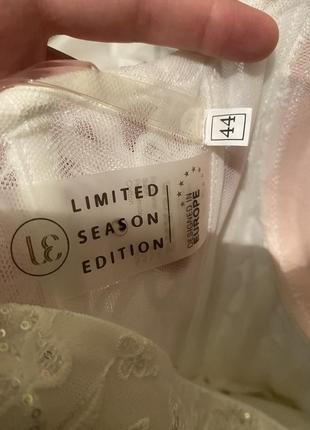 Весільна корсетна сукня з пишними рукавами