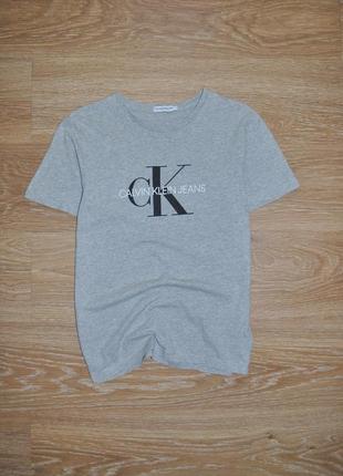 Серая трикотажная футболка calvin klein