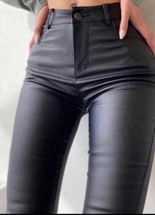 Трендовые женские брюки джоггеры из турецкой эко-кожи4 фото