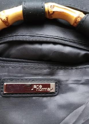 Маленькая черная сумочка-шоппер с вышивкий и бамбуковыми ручками jane norman4 фото