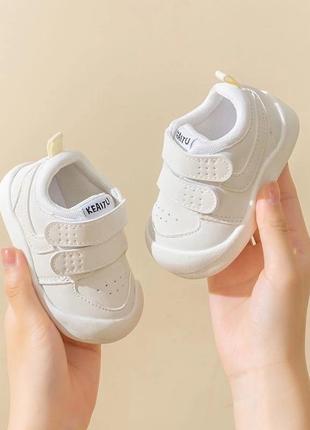 Гарні кросівки для малюків