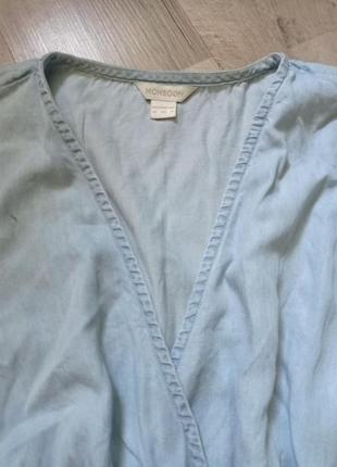 Платье под резиночки на талии, спереди пояс и складки присутствуют карманы.насыщенный светлый джинсовый цвет2 фото
