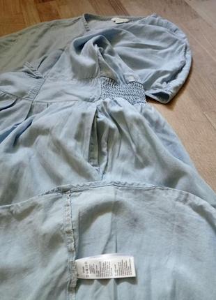 Платье под резиночки на талии, спереди пояс и складки присутствуют карманы.насыщенный светлый джинсовый цвет3 фото