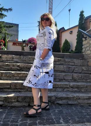 Жіноча трикотажна повсякденна ділова біла сукня з чорним принтом у вигляді написів з кишенями великі розміри3 фото