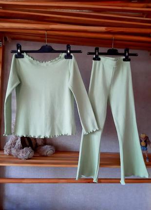 Комплект дівчинці літній трикотажний лонгслів і штани з розширеними штанками салатовий