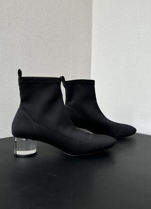 Сапожки черные на каблуке zara