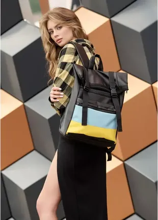 Женский рюкзак ролл черный с флагом украины1 фото