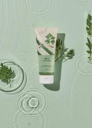 Успокаивающий гель с морской полынью round lab mugwort calming soothing gel 150 ml