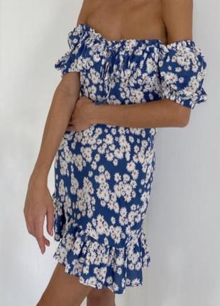 Платье мини в цветочный принт.3 фото