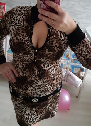 Леопардовое платье с красивым декольте. 2