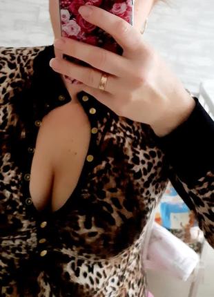 Леопардовое платье с красивым декольте.3 фото
