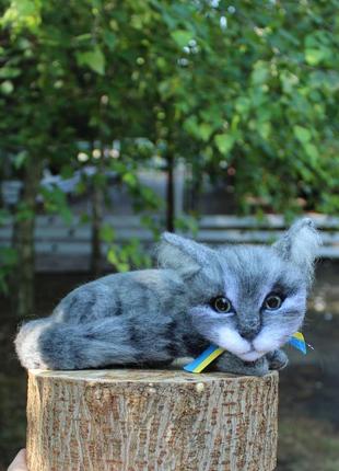 Котик серая валовая игрушка интерьерная сувенир подарок кошка хендмейд
игрушка валяная мягкая котеночек з вовни котята1 фото