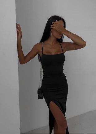 Ідеальна базова чорна сукня з трендовою відкритою спинкою з розрізом на нозі на шнурівці за рахунок щільної тканини буде моделювати вашу фігуру
