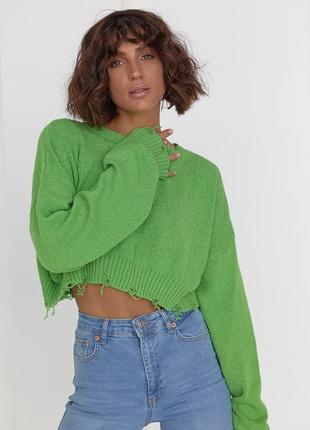 Жіночий зелений короткий стильний джемпер з рваними краями