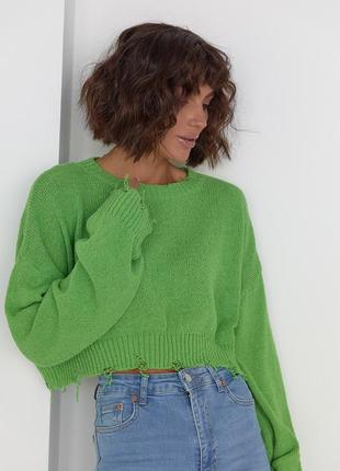 Женский зеленый короткий стильный джемпер с рваными краями6 фото