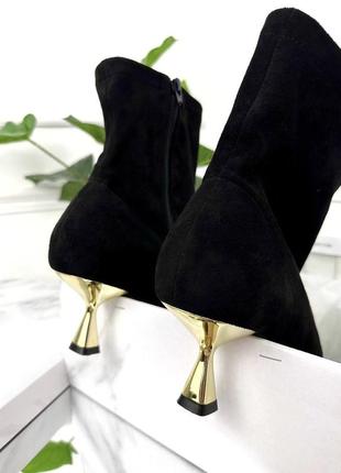 Ботильены на каблуках с узким носком чёрные3 фото