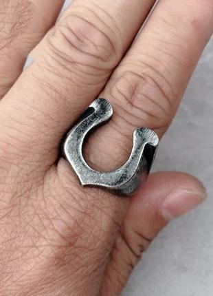 Кільце з підковою перстень унісекс. чоловіче кільце нержавіюча сталь. колір чорний срібло