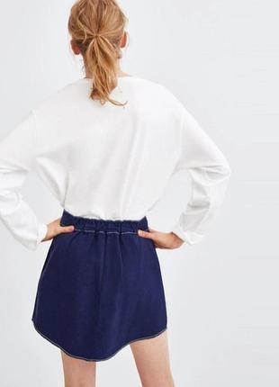 Синяя юбка мини с пуговицами и контрастными швами4 фото
