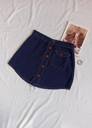 Синяя юбка мини с пуговицами и контрастными швами5 фото
