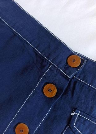 Синяя юбка мини с пуговицами и контрастными швами7 фото
