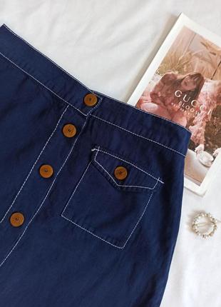 Синяя юбка мини с пуговицами и контрастными швами6 фото