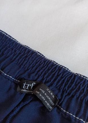 Синяя юбка мини с пуговицами и контрастными швами8 фото