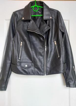 Черная байкерская куртка из искусственной кожи reserved5 фото