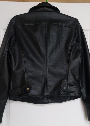 Черная байкерская куртка из искусственной кожи reserved6 фото