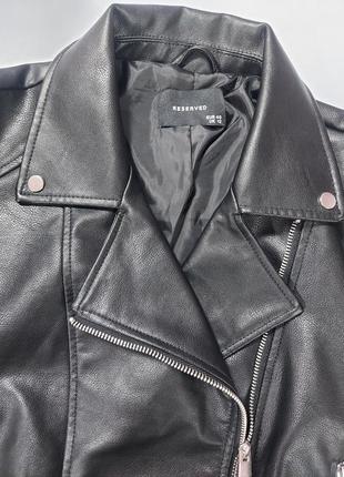 Черная байкерская куртка из искусственной кожи reserved7 фото