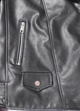 Черная байкерская куртка из искусственной кожи reserved8 фото